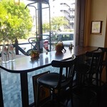 ル・ジャルダン・ブルー - 店内イートインスペース窓際席