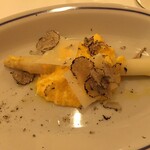 ラ・テンダ・ロッサ - ホワイトアスパラと卵ソース　サマートリュフ添え