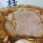 煮干しだし醤油ラーメン 桂 - ラーメン(小)のチャーシューをアップで…