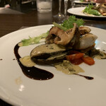 キャトルラパン - スズキのポワレ鮑の蒸し煮松茸のローストとろとろバルサミコとノイリーのソース