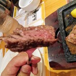 ステーキ宮 - ハンキングテンダーから、これは結構肉々しい、切るのは大変ですが旨いですよ　(^－^)