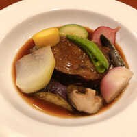 レグリエ - ホロホロトロける絶品ソースの牛ホホ肉の赤ワイン煮込み。付け合わせのお野菜のみずみずしい火の通り具合も絶妙。