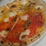 俺のイタリアンバル - マルゲリータとクワトロフォルマッジのピッザ