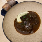 ワイン食堂 Yama - 道産牛のホホ肉やわらか煮　特製デミグラスソースにバゲットつけました