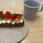 ワイン食堂 Yama - 桃エクレアとホット珈琲