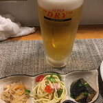 和洋酒彩 のんのん - 生ビールにお通し3種。ナスが美味しかったです