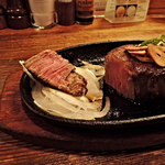 ステーキハウス 武蔵野 - 国産ヒレ最上２５０ｇミディアムレア　断面１