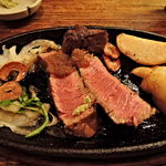 ステーキハウス 武蔵野 - 国産ヒレ最上２５０ｇミディアムレア　断面５