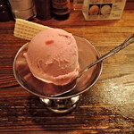 ステーキハウス 武蔵野 - ストロベリーアイスクリーム