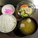 くいしん坊 - ご飯・味噌汁・サラダ（ご飯お替り自由：158円）