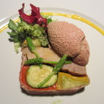 コポンノープ - 若鶏の燻製と初夏のお野菜のプレッセ  白レバーのムースを添えて