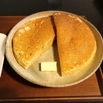 Rakkoya - ホットケーキははちみつとバターで頂きます。
