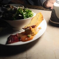 Bar Espanol LA BODEGA 大阪店 - タパス盛り合わせ(生ハム、ポテトサラダ、レタスサラダ、サーモンカルパッチョ、スパニッシュオムレツ)