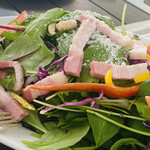 ロサンジェルス バルコニー テラスレストラン＆ムーンバー - 三浦野菜とベーコン、ナッツのシーザーサラダ