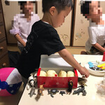 Gogoichi Hourai - 頑張って、手持ちのフィギュアを全部、並べてくれる3歳児