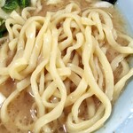 麺家むら田 - 麺は太めの平打ちで弾力がありました。