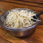 恵比須 - 添え付けのモヤシ。