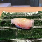甲陽園 すし佳 - 明石の鯛の昆布じめ