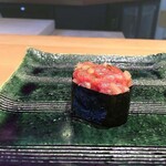 甲陽園 すし佳 - いぶりがっこのトロタクの軍艦巻き