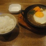 玄妙 - 「どちらも食べたいカレーの鉄鍋ハンバーグ（150 g）」（1130円）＋トッピングの目玉焼き（100円）