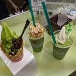 マルニ茶業 - 左から、贅沢抹茶ソフト(税込400円)・抹茶クリーム黒蜜ラテ(480円)・バニラソフトフロート(450円)