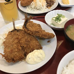 森町食堂 - ②番定食(奥は⑤番)