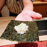 寿し道 桜田 - シャリ切りしたシャリを熊本の香り高い海苔に乗せて