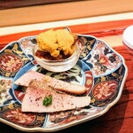 寿し道 桜田 - 宮城県のムラサキウニと増毛のボタン海老醤油漬け、知床の鰤の藁焼きはネギと粒マスタード、カンボジアのクラタペッパー