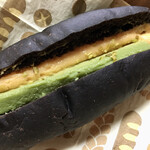 メゾン ムラタ - ピスタチオのテリーヌとカスタードクリームをカカオ生地のこっぺぱんでサンド