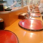 梅田はがくれ - カウンターのみの店内