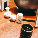 炭膳 茅心 - 座敷のテーブルの調味料