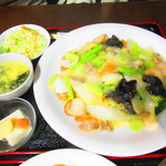 Qindao Chinese Restaurant - ランチ海鮮あんかけ焼きそばセット　８８０円（税込）【２０２０年７月】