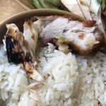 シンガポール海南鶏飯 - チキン(蒸し＆揚げ)をジャスミンライスに乗せました。