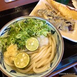 丸亀製麺 - すだちおろし冷かけ並
            なす天
            いか天