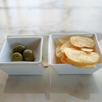 BVLGARI GINZA BAR - グリーンオリーブ 塩漬け と ポテトチップス