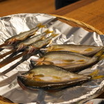 柳家 - 2012.6 同じく天然鮎、こちらは干物になっていて丸干し（左）と陰干し（右）