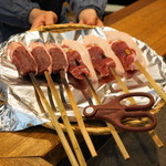 柳家 - 2012.6 仔鹿ロース（左）と猪ロース（右）、ザルを持つのは美人若女将