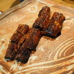 柳家 - 2012.6 関西風に焼き上げられた天然鰻の蒲焼き3人分が紹介されます