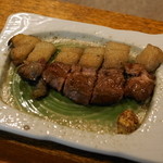 柳家 - 2012.6 10品目、塩胡椒で焼かれた猪ロースは脂の部分が最高です、お好みで粒マスタードをつけて