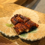 柳家 - 2012.6 11品目、1人前に取り分けられた天然鰻の蒲焼き、お好みで山椒をつけて