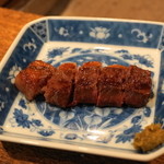 柳家 - 2012.6 12品目は本日最後の焼き物タレ焼きの仔鹿ロース、左端の脂の部分がとろけます、お好みで柚子胡椒をつけて