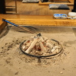 柳家 - 2012.6 役目を終えた囲炉裏の炭火、美味しい料理に感謝です