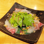 酒晴 おまっとさん 絆 - 鮮魚のカルパッチョ(1180円・外税) 写真は半分に取り分けたもの。お魚は真鯛