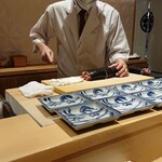 銀座 しのはら - 太巻き作成中