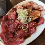 房家ホルモン館 - 【Bランチ】200g カルビ3種（ともバラ、ささバラ、リブロース）、豚とろ、上ホホ肉　¥1,280〈ライス、キムチ2種、スープ、食べ放題付き〉