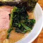 ラーメン 洞くつ家 - ほうれん草。