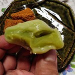 柿安口福堂 - シャインマスカット大福、シャインマスカット、丸ごと食べれて、甘くて美味しい、餡も緑、お餅も緑、上手に作ってあります　(^－^)