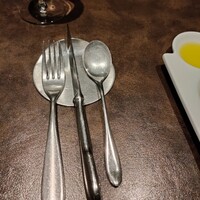 オッジ ダルマット 西麻布店 - ナイフが自立している!　よく見たら、ナイフ立てがあった…