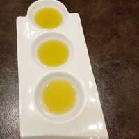 オッジ ダルマット 西麻布店 - オリーブオイル3種：奥からマイルド、ミディアム、スパイシー