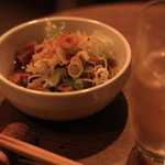 スタンディング　８オンス - 煮込み350円と地ウイスキーのハイボール400円